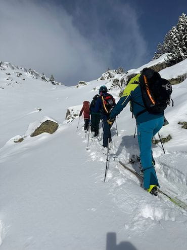 Groupe en ski de randonnée traversant les Encantats, Val d'Aran, Pyrénées