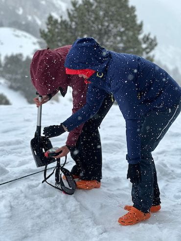 Exercice avec ARVA pour apprendre la recherche de victimes en avalanche