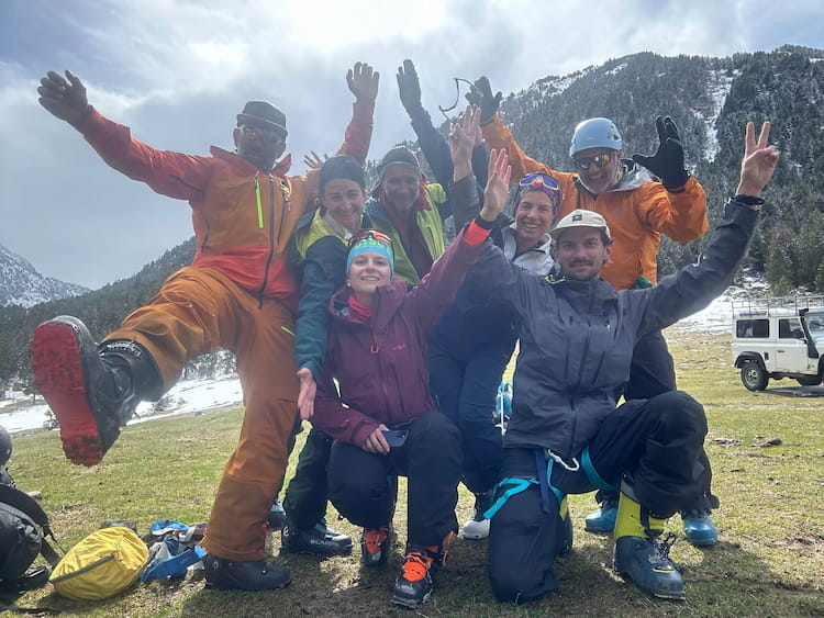 Groupe joyeux de randonneurs à ski dans les Pyrénées catalanes