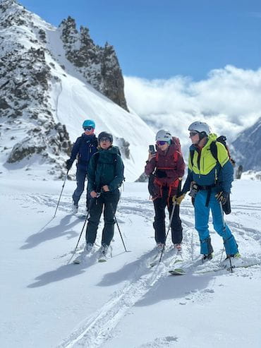 Grup admirant el paisatge nevat dels Pirineus amb esquí de muntanya