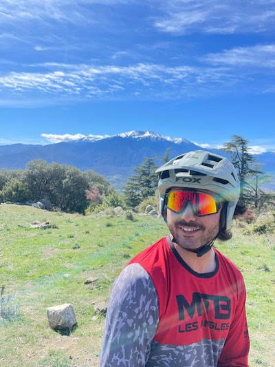 Photographie de profil du moniteur de VTT Aurélien