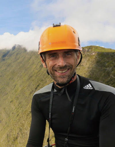 Photographie de profil du guide de haute montagne Olivier