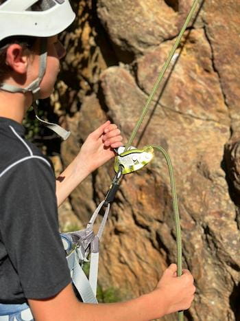 Escalade sur falaise, garçon qui assure son partenaire près de Font-romeu 66