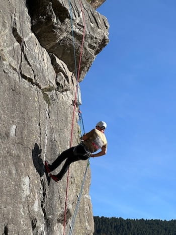 Escalade en montagne près de fFont-romeu dans les Pyrénées-Orientales