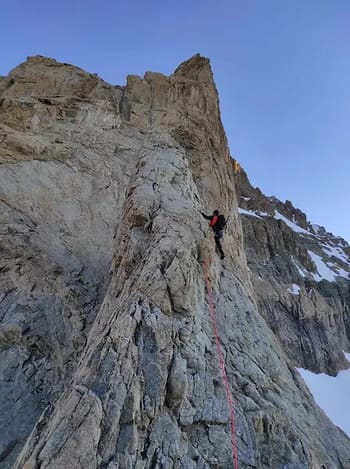 Homme seul escaladant la paroi abrupte d'une montagne en granit, escalade en montagne à Font-Romeu.