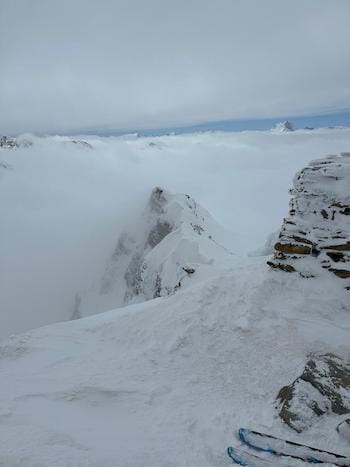 Vue du haut d'une montagne enneigée sur une mer de nuages dans les Pyrénées Catalanes