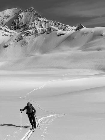 Traversée en ski de randonnée sur une montagne enneigée dans les Pyrénées