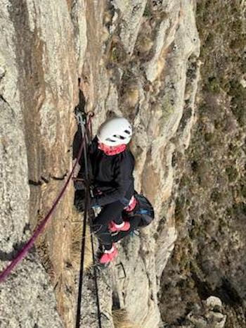 Pratiquants escaladant escaliers via ferrata, encordés aux câbles, Pyrénées, Font-Romeu.