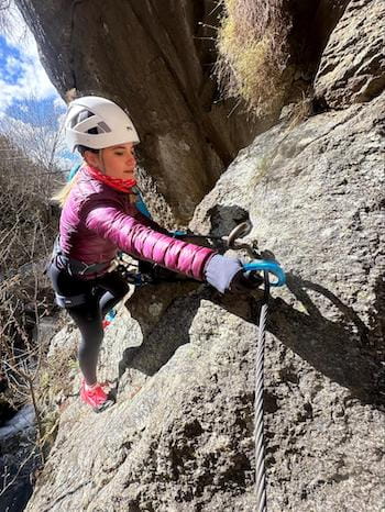 Pratiquante attachant mousqueton à câble via ferrata, Pyrénées, Font-Romeu, Sensations Pyrénées.