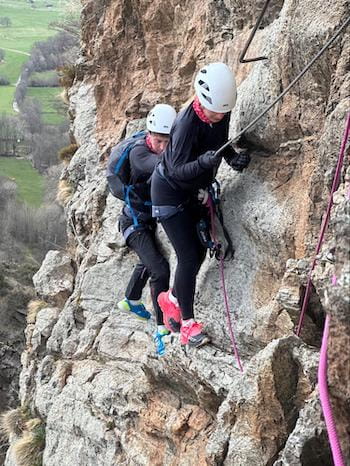 Pratiquant marchant sur paroi rocheuse, s'aidant de câble, Via Ferrata, Pyrénées, Font-Romeu.