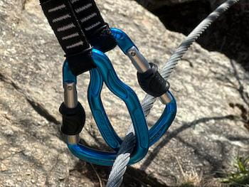 2 mousquetons sur câble via ferrata, sécurité, Pyrénées, Font-Romeu, Sensations Pyrénées.