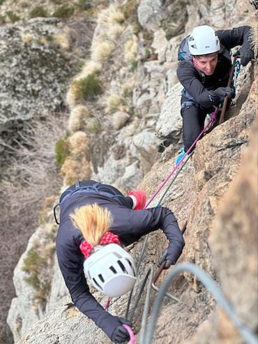 2 grimpeurs Via Ferrata encordés, câbles, paroi rocheuse, Pyrénées, Sensations Pyrénées, Font-Romeu.