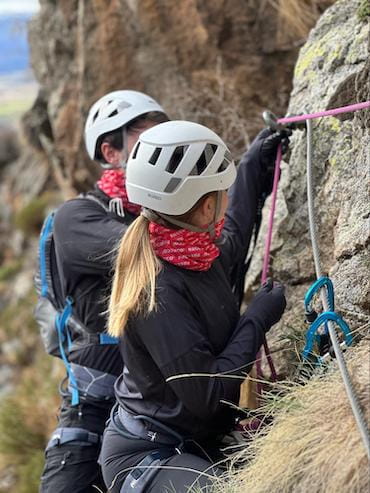 2 personnes encordées, mousqueton, câble, Via Ferrata, Pyrénées, Font-Romeu, Sensations Pyrénées.