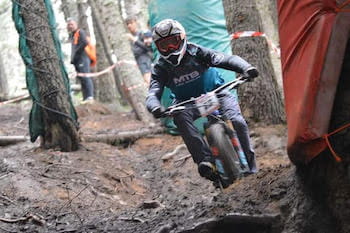 Pratiquant VTT descente forêt, casqué, Sensations Pyrénées, Font-Romeu.