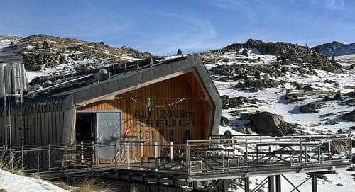 Refuge de l'Illa à 2488 m d'altitude, hébergement pour skieurs de randonnée lors de raids à ski en Andorre, niché au cœur des montagnes pyrénéennes.