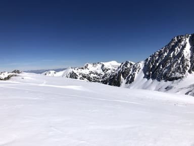 Sommets andorrains enneigés avec un vaste espace de neige immaculée, prêt à recevoir les traces des skieurs.
