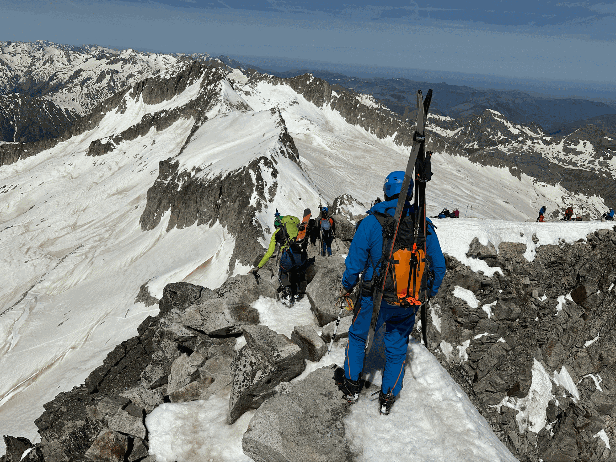 Ski randonneur avec skis dans le dos et crampons sur le Pas de Mahomet, ascension de l'Aneto, le plus haut sommet des Pyrénées en ski de randonnée