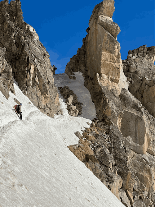 Pause pendant l'ascension Aneto en ski de randonnée guidée dans les Pyrénées.