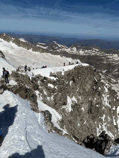 Pas de Mahomet enneigé avec skieurs de randonnée en crampons finissant l'ascension de l'Aneto