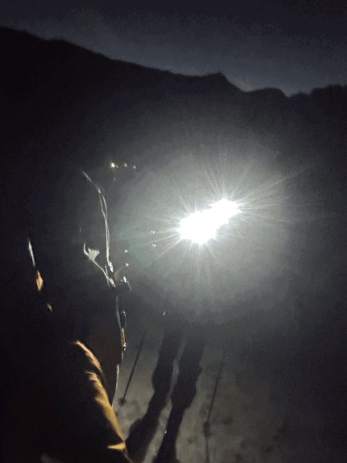 Départ de nuit du refuge de la Renclusa avec frontales pour l'ascension en ski de randonnée de l'Aneto