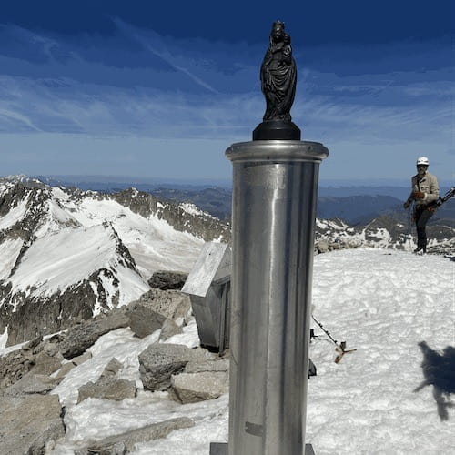 Statue de la Vierge Marie noire sur socle en métal au sommet de l'Aneto, point culminant des Pyrénées