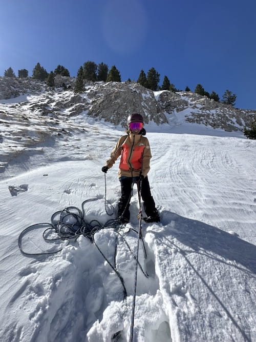 Stagiaire assurant en alpinisme, pente neigeuse, Pyrénées-Orientales, Font-Romeu.