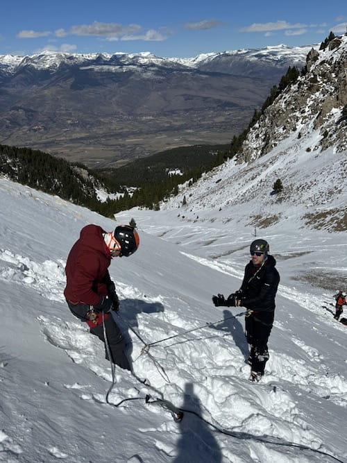 2 stagiaires en alpinisme encordés, exercice dans les Pyrénées-Orientales, départ Font-Romeu.