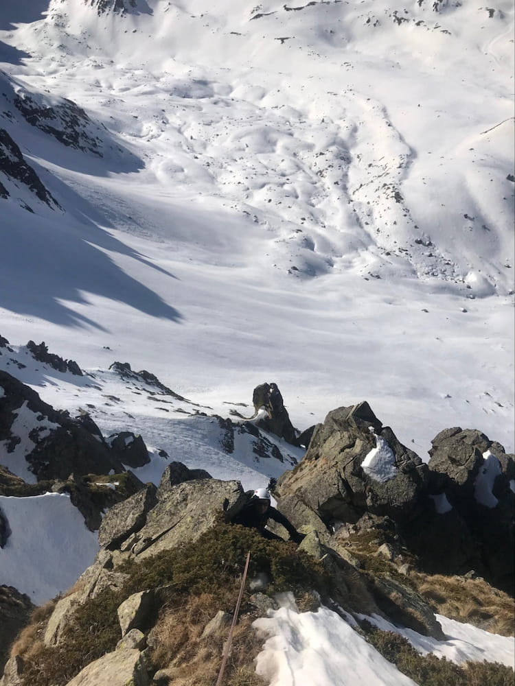 Alpiniste escalade montagne rocheuse, encordé à partenaire, Pyrénées-Orientales, Font-Romeu.