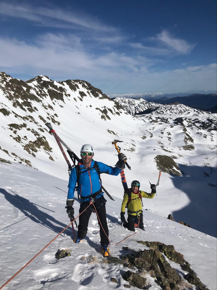 Deux stagiaires ski rando et guide, piolets, souriants, ascension montagne, Pyrénées-Orientales.