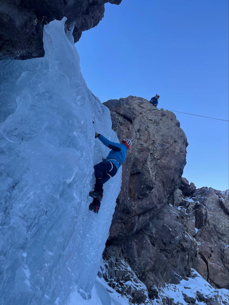Alpiniste en baudrier et piolet, escalade cascade de glace, encordé à compagnon, Pyrénées-Orientales.