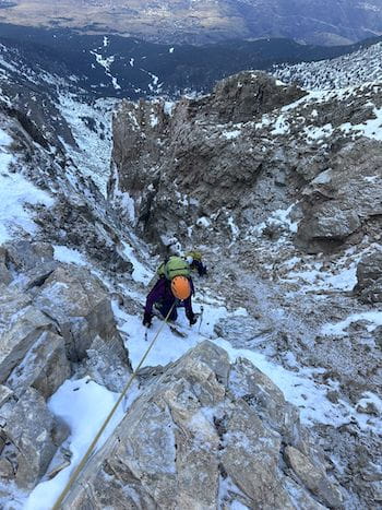 Stagière alpiniste encordé en train de descendre encadré par un Guide de haute montagne, Pyrénées-Orientales