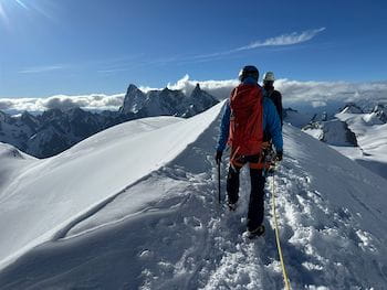 Stagiaires en alpinisme encordés évoluant dans la neige sur une crête en montagne, Pyrénées-Orientales, départ Font-Romeu.