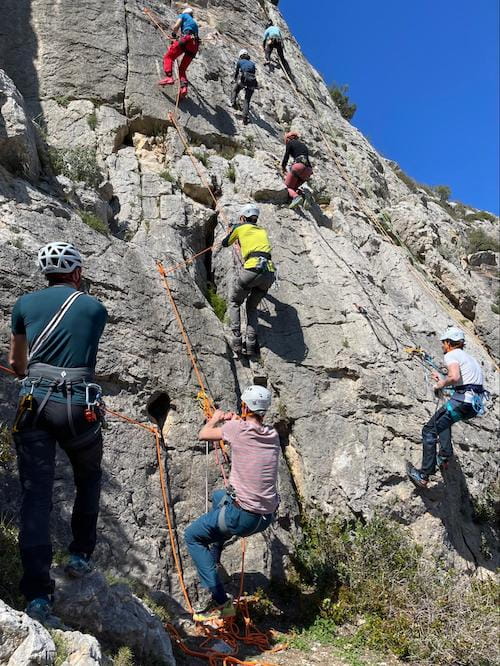 Groupe stagiaires escalade, exercice autonomie, Font-Romeu, Pyrénées-Orientales.