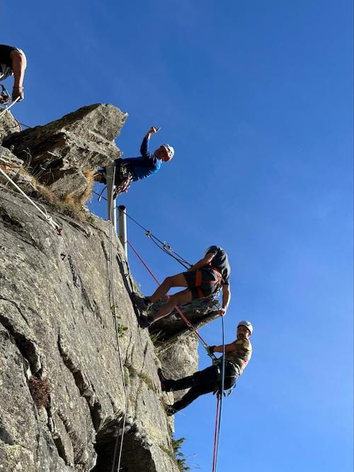 4 stagiaires descente en rappel, stage escalade, Font-Romeu, Pyrénées-Orientales.