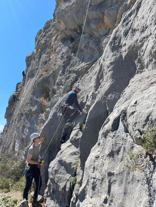 Grimpeurs en stage, apprentissage autonomie escalade, Font-Romeu, Pyrénées-Orientales.