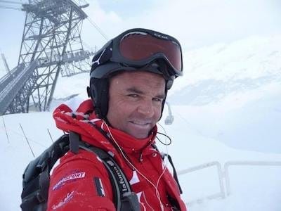 Photographie de profil de Patrick notre moniteur de ski.