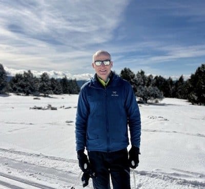 Photographie de profil de Nicolas notre accompagnateur en montagne.