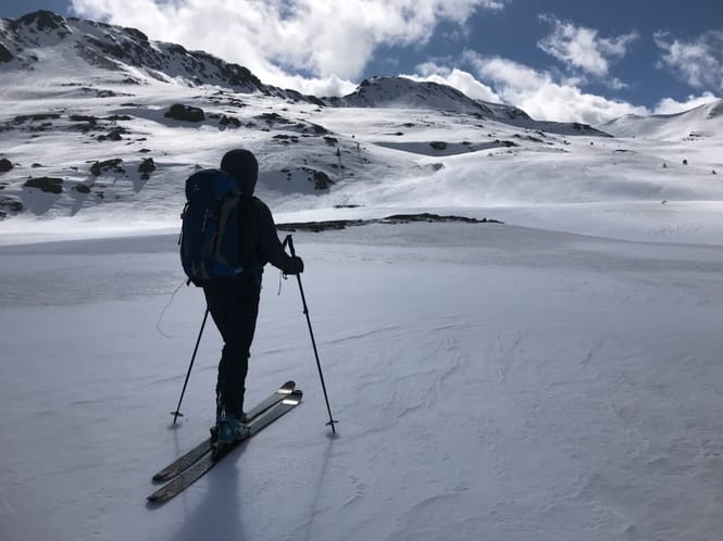 Skieur en train d'évoluer en ski de randonnée dans la neige - Pyrénées-Orientales 66 Skieur en train d'évoluer en ski de randonnée dans la neige - Pyrénées-Orientales 66