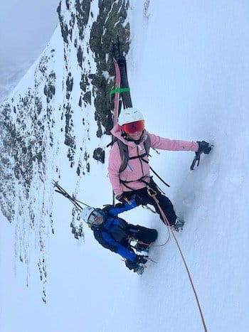 Deux alpinistes en train d'évoluer dans la neige avec piolets et crampons, objectif le sommet. Deux alpinistes en train d'évoluer dans la neige avec piolets et crampons, objectif le sommet.