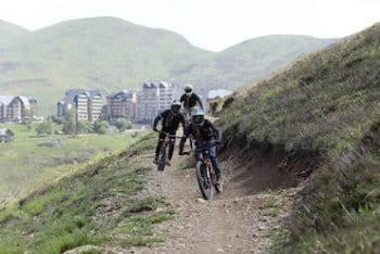 Pratiquant VTTAE sur sentier, Sensations Pyrénées, Font-Romeu. Pratiquant VTTAE sur sentier, Sensations Pyrénées, Font-Romeu.