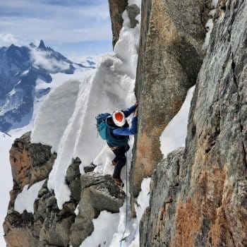 alpiniste sur arête des cosmiques alpiniste sur arête des cosmiques