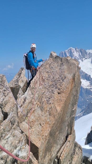 alpiniste aux aiguilles d'entreves alpiniste aux aiguilles d'entreves