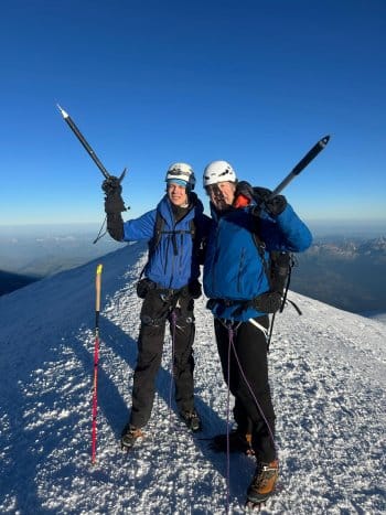 alpinistes au sommet du mont blanc alpinistes au sommet du mont blanc