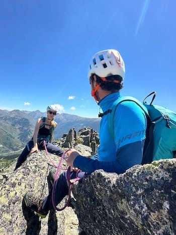 Alpinistes en baudrier encordés passant au-dessus d'un rocher dans les Pyrénées-Orientales (66) près de Font-Romeu. Alpinistes en baudrier encordés passant au-dessus d'un rocher dans les Pyrénées-Orientales (66) près de Font-Romeu.