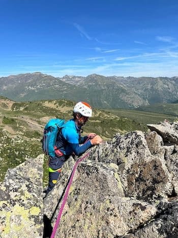 Alpiniste gravissant une montagne dans les Pyrénées Catalanes près de Font-Romeu. Alpiniste gravissant une montagne dans les Pyrénées Catalanes près de Font-Romeu.