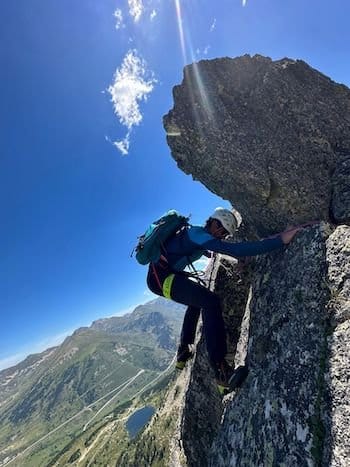 Apiniste escaladant un rocher en baudrier dans les Pyrénées Catalanes près de Porté-Puymorens. Apiniste escaladant un rocher en baudrier dans les Pyrénées Catalanes près de Porté-Puymorens.