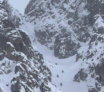 Skieurs de randonnée évoluant dans un couloir menant au sommet, aux Encantats, au cœur du Parc National d'Aigüestortes i Estany de Sant Maurici, Pyrénées espagnoles. Skieurs de randonnée évoluant dans un couloir menant au sommet, aux Encantats, au cœur du Parc National d'Aigüestortes i Estany de Sant Maurici, Pyrénées espagnoles.