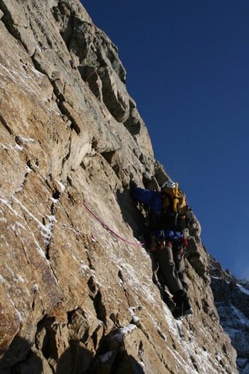 Alpiniste encordé escaladant une paroi vers le sommet dans les Pyrénées. Alpiniste encordé escaladant une paroi vers le sommet dans les Pyrénées.