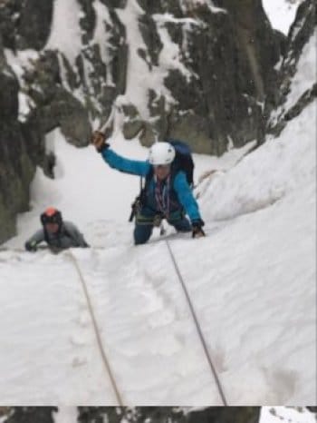 2 stagiaires encordés, ascension pente raide, piolets, crampons, Pyrénées-Orientales, Font-Romeu. 2 stagiaires encordés, ascension pente raide, piolets, crampons, Pyrénées-Orientales, Font-Romeu.