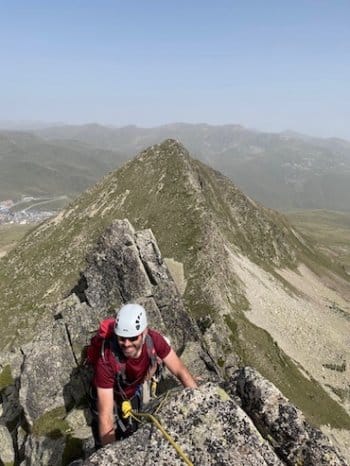 Alpiniste encordé au sommet, contemplant le panorama montagneux catalan, Pyrénées-Orientales. Alpiniste encordé au sommet, contemplant le panorama montagneux catalan, Pyrénées-Orientales.